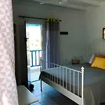 Semesterbostad Salty Kisses And Sandy Toes, Seafront Syrmata Authentic Milos