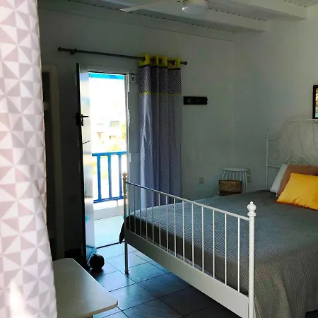 Ferienhaus Salty Kisses And Sandy Toes, Seafront Syrmata Authentic Milos