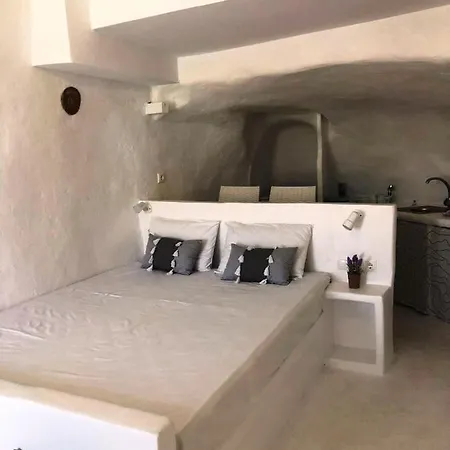 Salty Kisses And Sandy Toes, Seafront Syrmata Authentic Milos Ferienhaus *